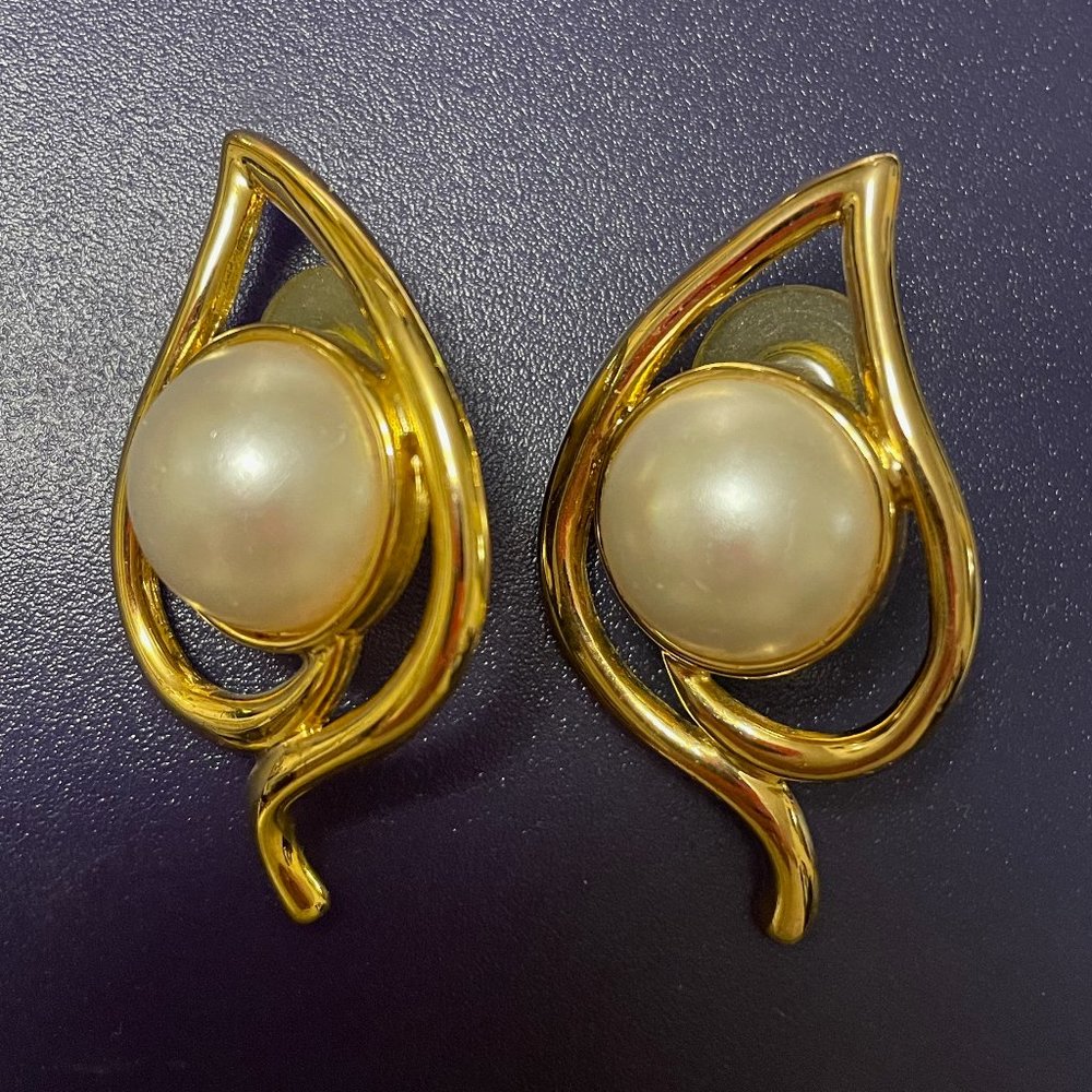 Vintage gold/faux pearl earrings